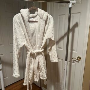 Roudelain Cozy White Hooded Bathrobe